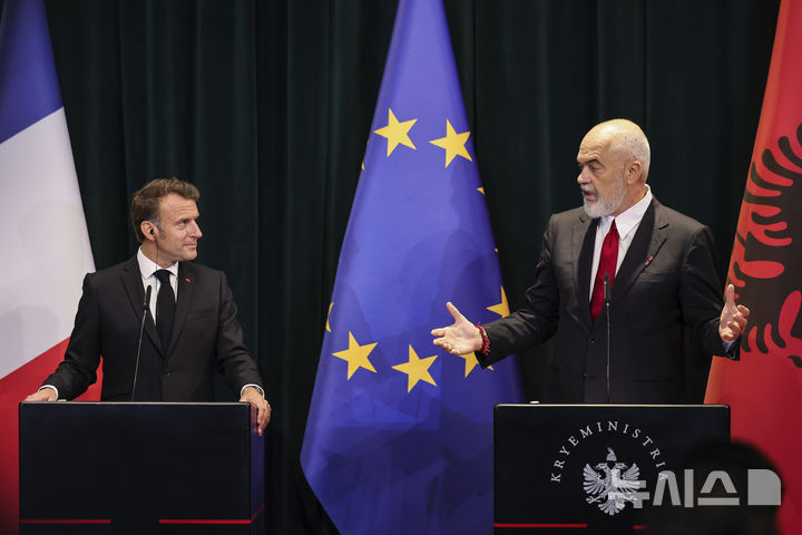 [AP/뉴시스] 올 5월 알바니아의 에디 라마 총리(오른쪽)가 방문한 프랑스의 에마뉘엘 마크롱 대통령과 공동 기자회견을 하고 있다. 