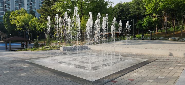 [청주=뉴시스] 청주 원봉공원 바닥분수. photo@newsis.com *재판매 및 DB 금지