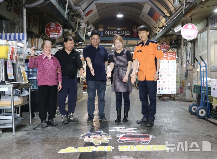 [김해=뉴시스]인제대-소방서, 소방차 진입로 트릭아트 협력. (사진=김해동부소방서 제공). 2025.05.17. photo@newsis.com