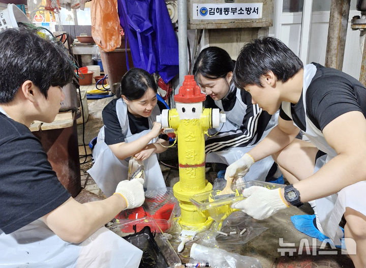 [김해=뉴시스]전통시장 소화전 트릭아트. (사진=인제대 제공). 2025.05.17. photo@newsis.com