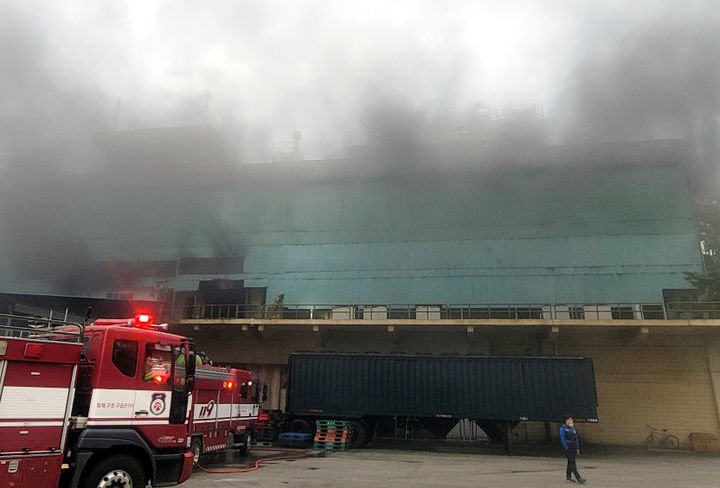 [광주=뉴시스] 17일 오전 7시11분께 광주 광산구 소촌동 금호타이어 광주공장에서 불이 나 소방당국이 진화하고 있다. 2025.05.17. (사진=광산소방서 제공) photo@newsis.com *재판매 및 DB 금지