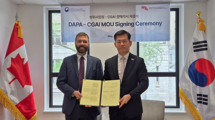 [서울=뉴시스] 석종건 방위사업청장과 데이비드 페리 국제문제연구소장이 국방·방산 분야 교류·협력 강화를 위한 양해각서(MOU)를 체결한 후 기념촬영 하고있다. (사진=방위사업청 제공) 2025.05.17. photo@newsis.com *재판매 및 DB 금지