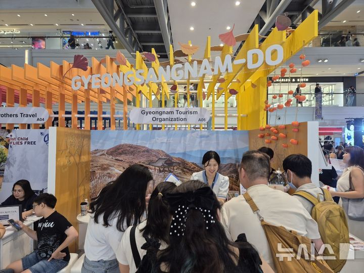 [창원=뉴시스]경남관광재단 관계자들이 16일 싱가포르 싱가푸라 플라자에서 열린 문화체육관광부와 한국관광공사가 기획 'K-관광 로드쇼'에 참가해 '경남의 가을 명소' 등 경남관광 매력을 홍보하고 있다.(사진=경남관광재단 제공) 2025.05.17. photo@newsis.com