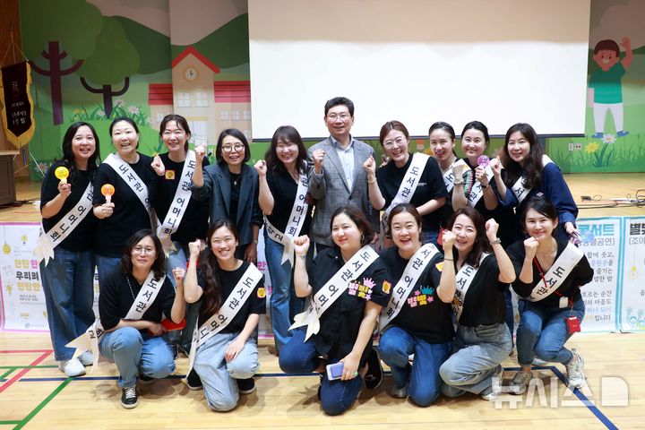 [용인=뉴시스]용인한빛초등학교 별빛도서관 축제에 참석한 이상일 용인시장과 학부모들(사진=용인시 제공)2025.05.17.photo@newsis.com