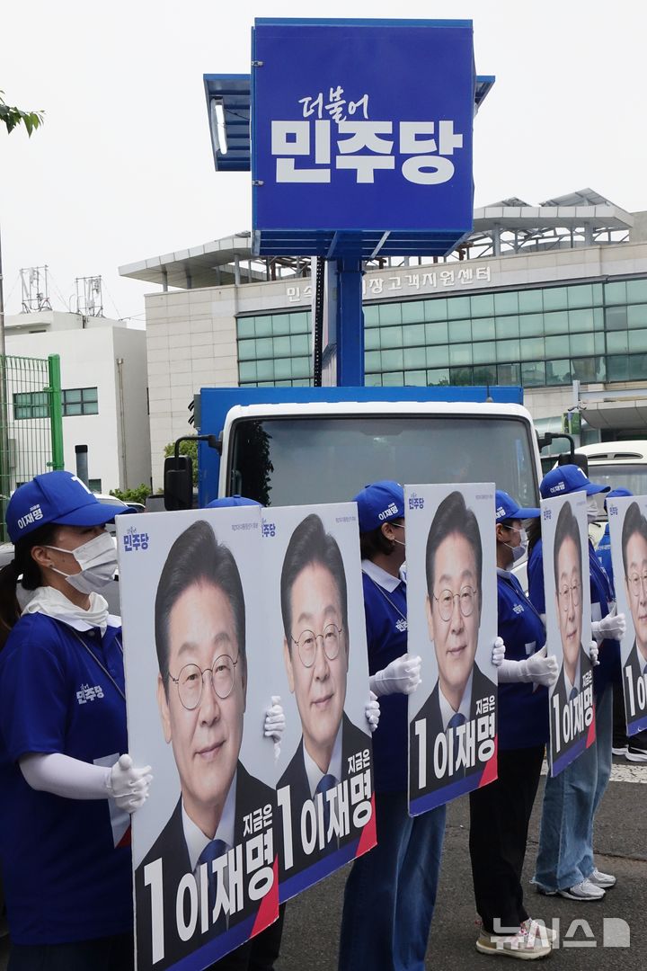 [제주=뉴시스] 양영전 기자 = 더불어민주당 제주선대위가 17일 오전 제주시 도두일동 제주오일시장에서 이재명 후보 지지를 호소하고 있다. 2025.05.17. 0jeoni@newsis.com 