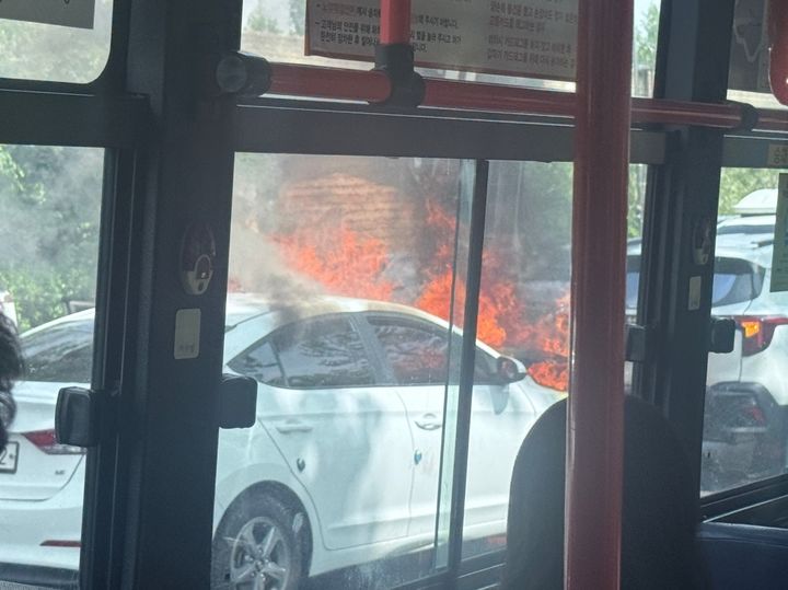 [서울=뉴시스] 17일 오전 10시1분께 서울 마포구 성산로 성산대교 북단에서 교통사고가 발생했다. 이 사고로 차량 화재가 발생했으나 인명 피해는 없었다. (사진=독자 제공) 2025.05.17. photo@newsis.com *재판매 및 DB 금지