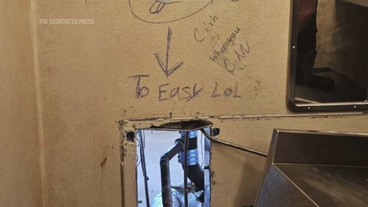 [서울=뉴시스] 뉴올리언스 교도소에서 탈출한 수감자들이 변기 뒤편 벽면에 남긴 문구.(사진=AP 보도 갈무리) 2025.05.21. *재판매 및 DB 금지