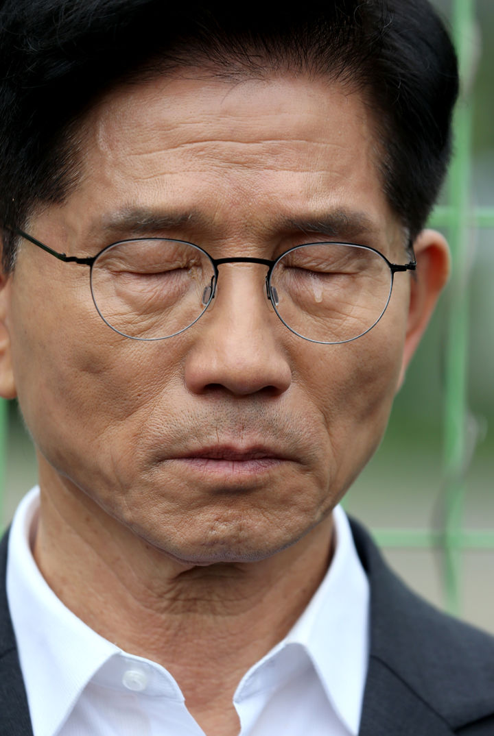 [광주=뉴시스] 조성봉 기자 =&nbsp; 김문수 국민의힘 대통령 후보가 17일 오전 광주 북구 광주교도소 터를 찾아 울먹이고 있다.(사진=김문수캠프 제공) 2025.05.17. photo@newsis.com *재판매 및 DB 금지