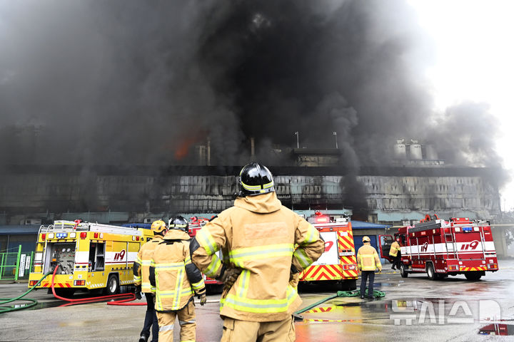 [광주=뉴시스] 박기웅 기자 = 17일 오후 광주 광산구 소촌동 금호타이어 광주공장 화재 현장에서 진화 작업에 투입된 소방대원이 치솟는 검은 연기를 바라보고 있다. 금호타이어 광주공장은 이날 오전 7시11분께 화재가 발생, 국가소방동원령이 발령되는 등 당국이 진화 작업을 벌이고 있다. 2025.05.17. pboxer@newsis.com
