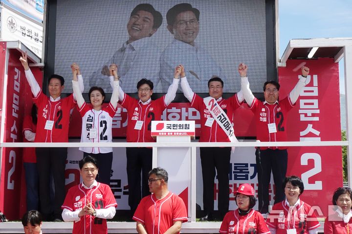 [제주=뉴시스] 양영전 기자 = 권성동 국민의힘 공동선대위원장이 17일 오후 제주시 도두일동 제주오일시장에서 김문수 후보 지지를 호소하고 있다. 2025.05.17. 0jeoni@newsis.com 