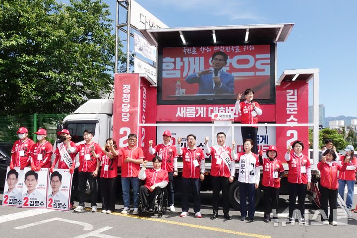 [제주=뉴시스] 양영전 기자 = 권성동 국민의힘 공동선대위원장이 17일 오후 제주시 도두일동 제주오일시장에서 김문수 후보 지지를 호소하고 있다. 2025.05.17. 0jeoni@newsis.com 