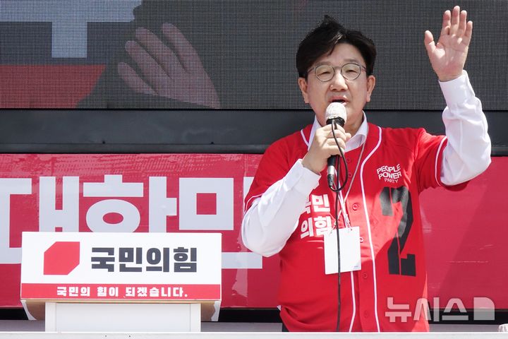[제주=뉴시스] 양영전 기자 = 권성동 국민의힘 공동선대위원장이 17일 오후 제주시 도두일동 제주오일시장에서 김문수 후보 지지를 호소하고 있다. 2025.05.17. 0jeoni@newsis.com 