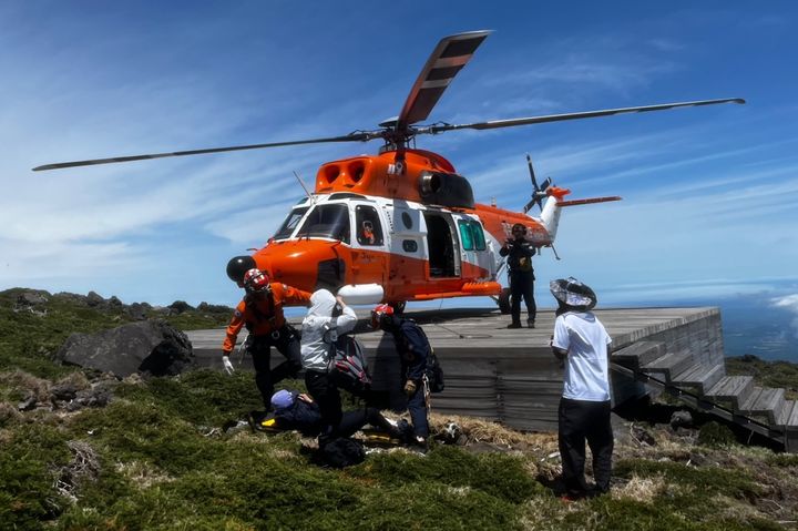 [제주=뉴시스] 제주소방이 17일 오전 11시46분께 한라산 성판악 코스 정상 인근에서 등반 중 부상을 당한 50대 관광객 A씨를 구조하고 있다. (사진=제주도소방안전본부 제공) 2025.05.17. photo@newsis.com *재판매 및 DB 금지