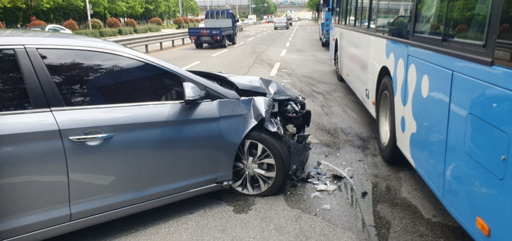 [부산=뉴시스] 17일 부산 동래구의 한 도로에서 승객을 하차시키기 위해 정차 중이던 시내버스의 좌측 후미를 20대 A씨가 몰던 승용차가 들이받았다. (사진=부산경찰청 제공) 2025.05.17.photo@newsis.com *재판매 및 DB 금지