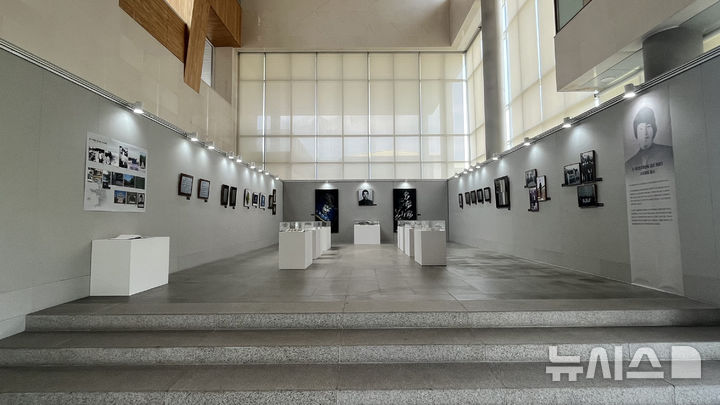 [전주=뉴시스] 강경호 기자 = 17일 전북 전주시 덕진구 전북대학교 박물관 1층에 '고 이세종 열사 추모전'이 열려 이세종 열사의 유류품과 증명사진 등이 전시돼있다. 2025.05.17. lukekang@newsis.com