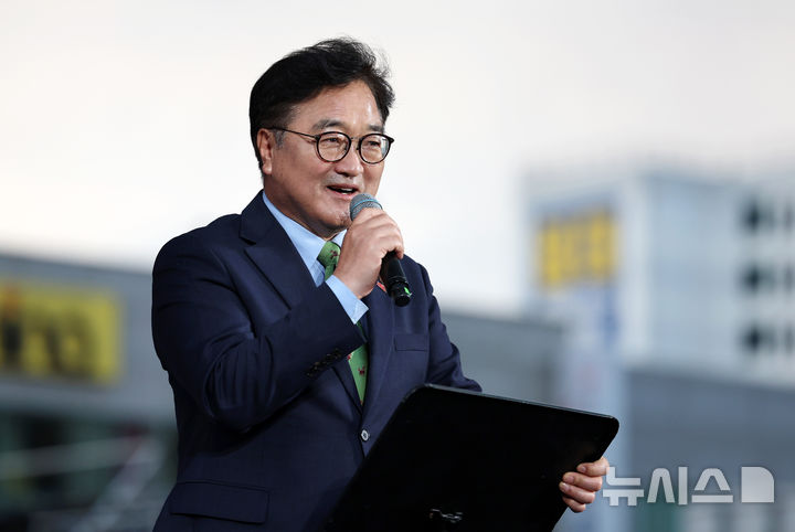 [광주=뉴시스] 이영주 기자 = 우원식 국회의장이 5·18민주화운동 45주기를 하루 앞둔 17일 오후 광주 동구 금남로에서 열린 5·18전야제에서 발언하고 있다. 2025.05.17. leeyj2578@newsis.com