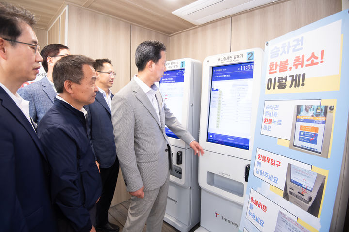 [구미=뉴시스] 김장호 시장이 새롭게 바뀐 매표소 시설을 살피고 있다. (사진=구미시 제공) 2025.05.17 photo@newsis.com *재판매 및 DB 금지