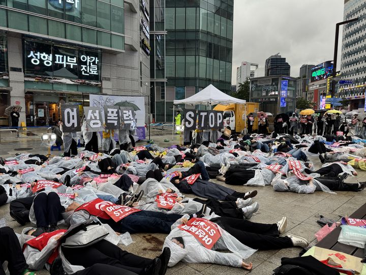 [서울=뉴시스] 이태성 기자 = '강남역 살인사건' 9주기를 맞은 17일 오후 서울 서초구 강남역 10번출구 앞에서 열린 추모행동 집회 '우리는 지금보다 더 강하게!' 참가자들이 다이-인(Die-in) 퍼포먼스를 통해 여성폭력에 희생된 여성들의 죽음을 추모했다. 2025.05.17. victory@newsis.com *재판매 및 DB 금지