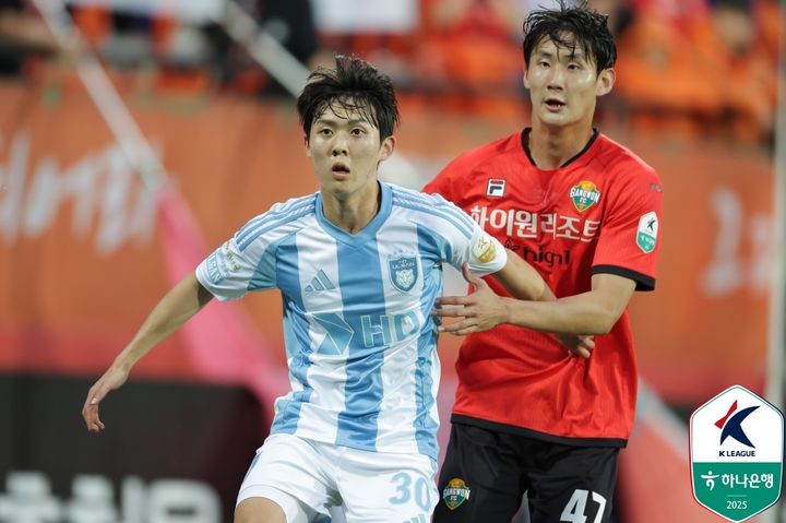 [서울=뉴시스] 프로축구 K리그1 울산 HD의 윤재석, 강원FC의 신민하. (사진=한국프로축구연맹 제공) *재판매 및 DB 금지