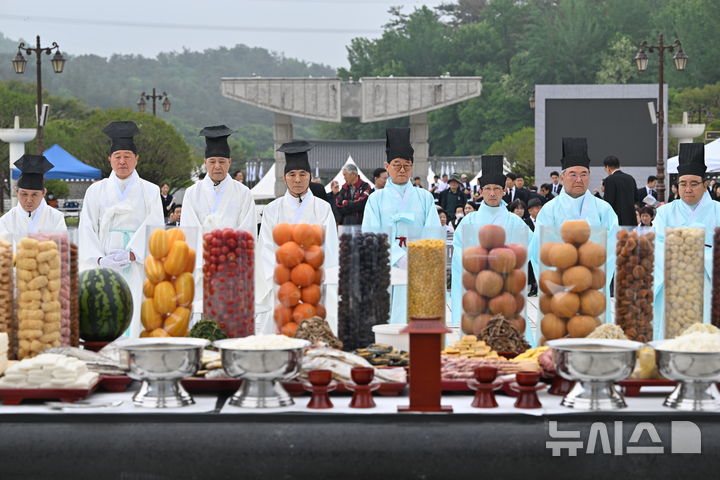 [광주=뉴시스] 이영주 기자 = 5·18민주유공자유족회가 17일 오전 광주 북구 운정동 국립5·18민주묘지에서 5·18민중항쟁 제45주기 추모제를 열고 있다. 2025.05.17. leeyj2578@newsis.com