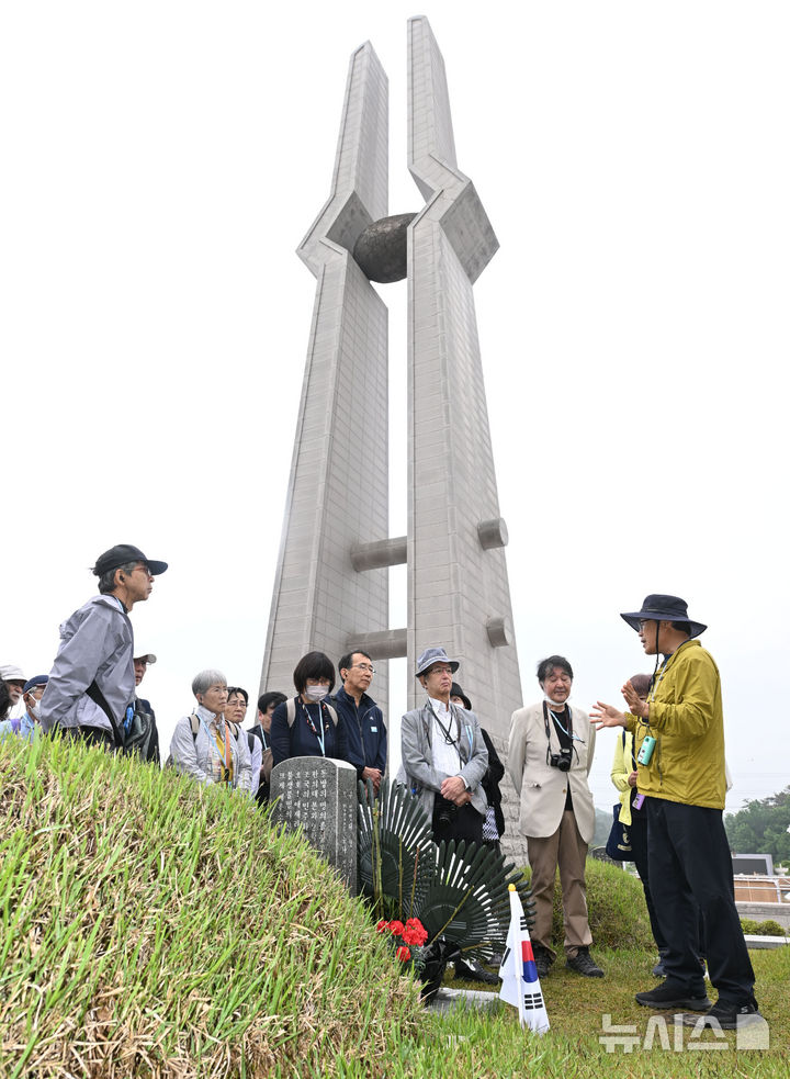 [광주=뉴시스] 이영주 기자 = 5·18민주화운동 45주기를 하루 앞둔 17일 오전 광주 북구 운정동 국립5·18민주묘지에서 일본인 참배객들이 열사들의 묘소를 참배하고 있다. 2025.05.17. leeyj2578@newsis.com