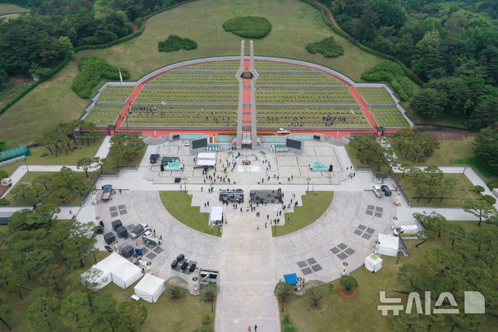 [광주=뉴시스] 이영주 기자 = 5·18민주화운동 45주기를 하루 앞둔 17일 오전 광주 북구 운정동 국립5·18민주묘지에서 정부기념식 준비가 한창이다. 2025.05.17. leeyj2578@newsis.com