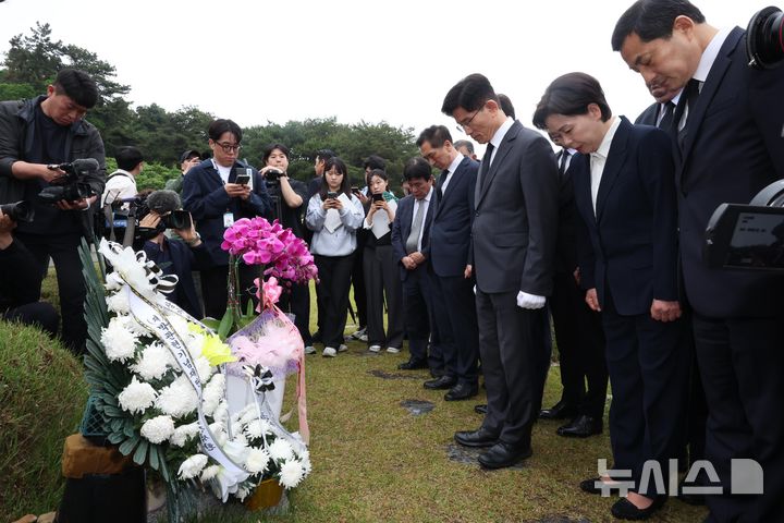 [광주=뉴시스] 조성봉 기자= 김문수 국민의힘 대선후보가 17일 광주 북구 국립 5.18민주묘지 박관현 열사의 묘소에서 참배를 하고 있다.  박관현 열사는 1982년 4월 8일 내란예비음모, 계엄령 위반 등 내란중요임무종사 혐의로 체포돼 모진 고문을 받았으며 5월 4일 기소되어 9월 7일 징역5년을 선고받고 광주고등법원에 항소하여 재판 계류 중 50일 간의 옥중 단식투쟁 끝에 1982년 10월 12일 사망했다. 2025.05.17. suncho21@newsis.com