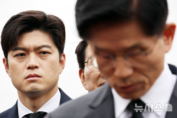 [광주=뉴시스] 조성봉 기자= 김용태 국민의힘 비상대책위원장이 17일 오전 광주 북구 5.18민주묘지를 찾아 참배하는 김문수 대선후보의 모습을 바라보고 있다. (공동취재) 2025.05.17. photo@newsis.com