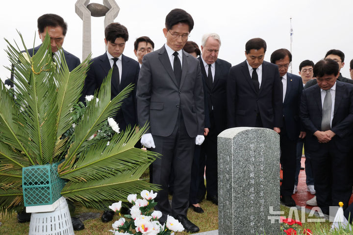 [광주=뉴시스] 조성봉 기자= 김문수 국민의힘 대통령 후보가 17일 오전 광주 북구 5.18민주묘지를 찾아 무명열사의 묘역에서 묵념을 하고 있다.(공동취재) 2025.015.17. pphoto@newsis.com.