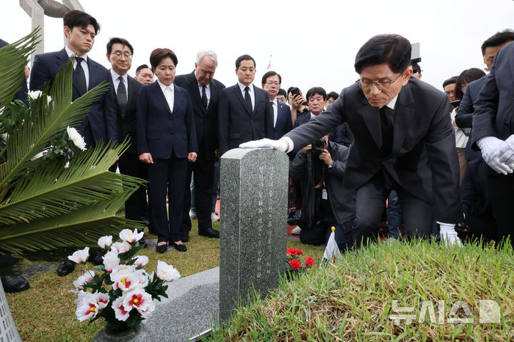 [광주=뉴시스] 조성봉 기자= 김문수 국민의힘 대통령 후보가 17일 오전 광주 북구 5.18민주묘지를 찾아 무명열사의 묘비를 살펴보고 있다.(공동취재) 2025.05.17. pphoto@newsis.com