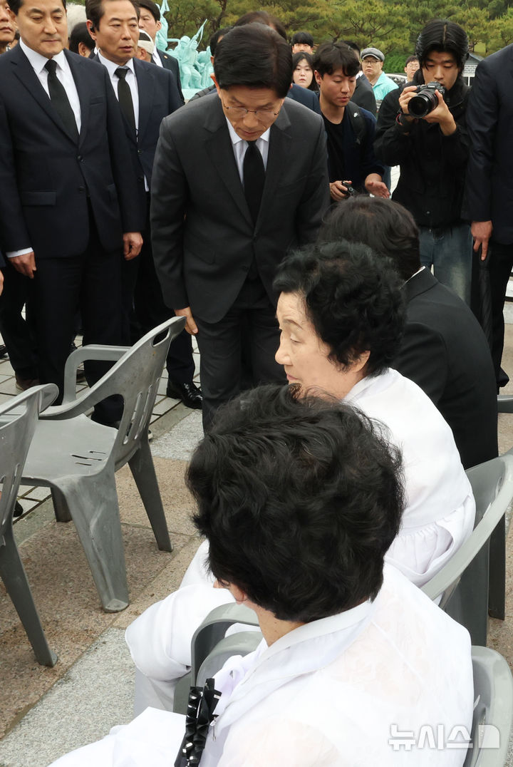 [광주=뉴시스] 조성봉 기자 = 국민의힘 김문수 대선 후보가 17일 오전 광주 북구 5·18민주묘지를 찾아 참배를 마치고 이동하며 오월 어머니들에게 허리숙여 인사하고 있다. (공동취재) 2025.05.17. photo@newsis.com