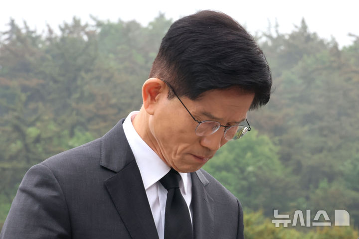 [광주=뉴시스] 조성봉 기자= 김문수 국민의힘 대통령 후보가 지난 17일 오전 광주 북구 5.18민주묘지를 찾아 참배하고 있다.(공동취재) 2025.05.17. photo@newsis.com