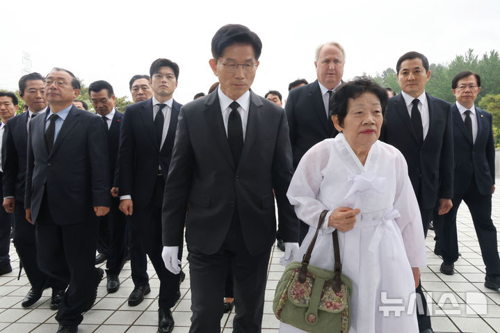 [광주=뉴시스] 조성봉 기자= 김문수 국민의힘 대통령 후보가 17일 오전 광주 북구 5.18민주묘지를 찾아 참배하기 위해 이동하고 있다. 오른쪽은 5.18민주묘지를 찾은 오월어머니.(공동취재) 2025.05.17. photo@newsis.com