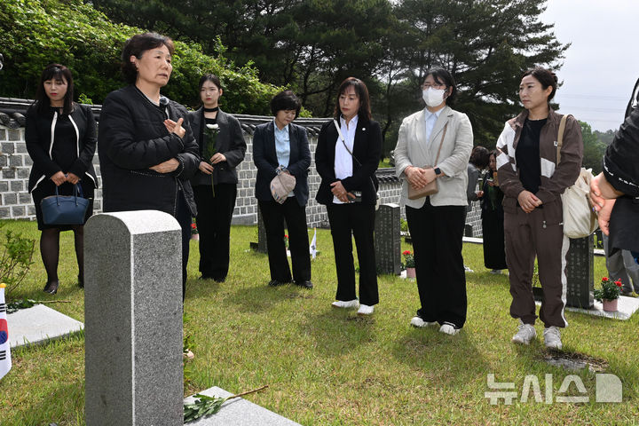 [광주=뉴시스] 이영주 기자 = 5·18민주화운동 45주기를 하루 앞둔 17일 오전 광주 북구 운정동 국립5·18민주묘지 행불자 묘소에서 참배객들이 해설사의 설명을 듣고 있다. 2025.05.17. leeyj2578@newsis.com