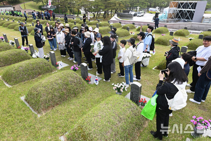 [광주=뉴시스] 이영주 기자 = 5·18민주화운동 45주기를 하루 앞둔 17일 오전 광주 북구 운정동 국립5·18민주묘지가&nbsp; 참배객들로 북적이고 있다. 2025.05.17. leeyj2578@newsis.com
