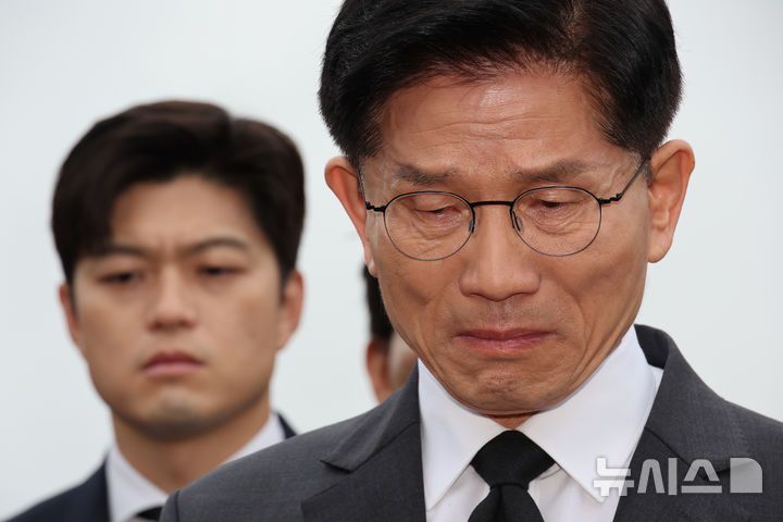 [광주=뉴시스] 조성봉 기자= 김문수 국민의힘 대통령 후보와 김용태 비상대책위원장이 17일 오전 광주 북구 5.18민주묘지를 찾아 박관현 열사의 묘역을 참배하고 있다.&nbsp; (공동취재) 2025.05.17. photo@newsis.com