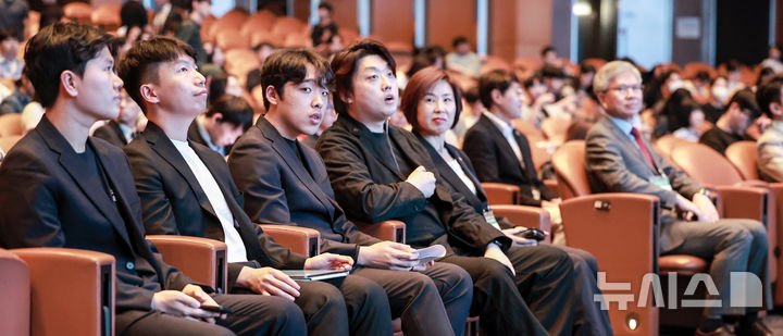 [서울=뉴시스] 정병혁 기자 = 17일 서울 강남구 코엑스에서 2025 젊은의사포럼이 열리고 있다. 왼쪽 두번째부터 이성환 대한공중보건의사협의회 회장, 이선우 대한의과대학, 의학전문대학원 학생협회 비상대책위원장, 박단 대한전공의협의회 비상대책위원장. 2025.05.17. jhope@newsis.com