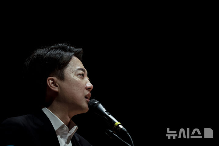 [서울=뉴시스] 정병혁 기자 = 이준석 개혁신당 대통령 후보가 17일 서울 강남구 코엑스에서 열린 2025 젊은의사포럼에서 강연을 하고 있다. 2025.05.17. jhope@newsis.com