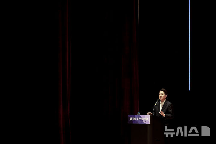 [서울=뉴시스] 정병혁 기자 = 이준석 개혁신당 대통령 후보가 17일 서울 강남구 코엑스에서 열린 2025 젊은의사포럼에서 강연을 하고 있다. 2025.05.17. jhope@newsis.com