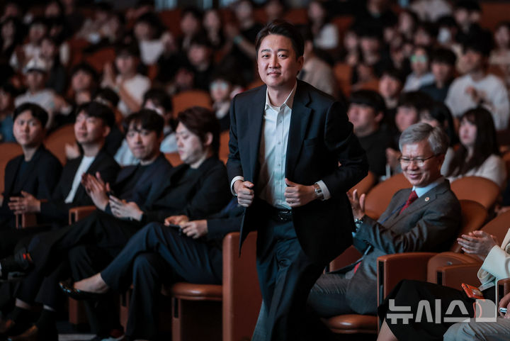 [서울=뉴시스] 정병혁 기자 = 이준석 개혁신당 대통령 후보가 17일 서울 강남구 코엑스에서 열린 2025 젊은의사포럼에서 강연을 위해 이동하고 있다. 2025.05.17. jhope@newsis.com