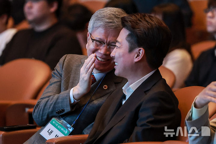 [서울=뉴시스] 정병혁 기자 = 김택우 대한의사협회장과 이준석 개혁신당 대통령후보가 17일 서울 강남구 코엑스에서 열린 2025 젊은의사포럼에서 대화를 나누고 있다. 2025.05.17. jhope@newsis.com