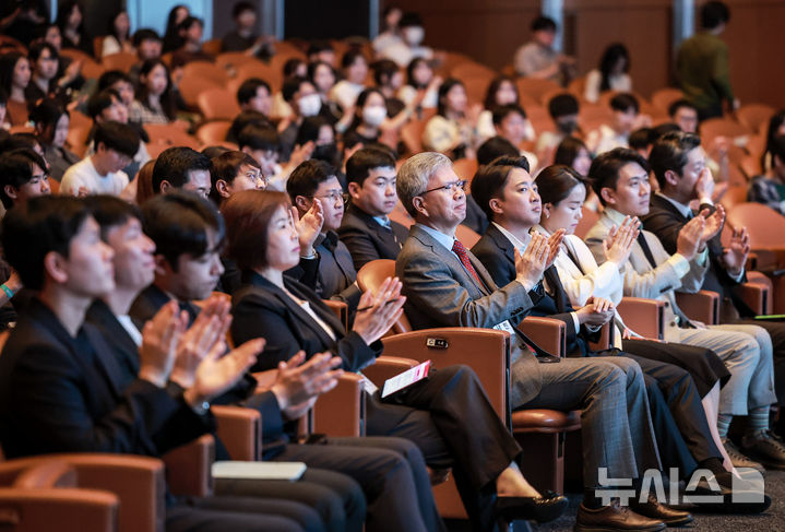 [서울=뉴시스] 정병혁 기자 = 17일 서울 강남구 코엑스에서 2025 젊은의사포럼이 열리고 있다. 2025.05.17. jhope@newsis.com