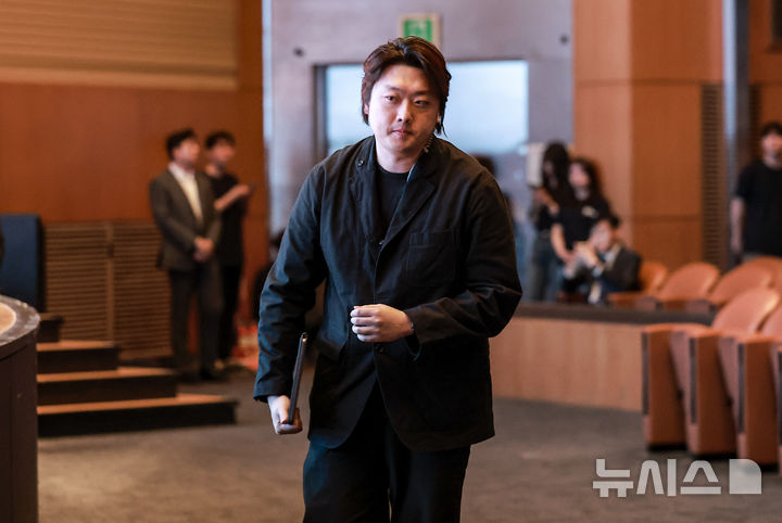 [서울=뉴시스] 정병혁 기자 = 박단 전 대한전공의협의회 비상대책위원장이    이동하고 있다. 2025.05.17. jhope@newsis.com