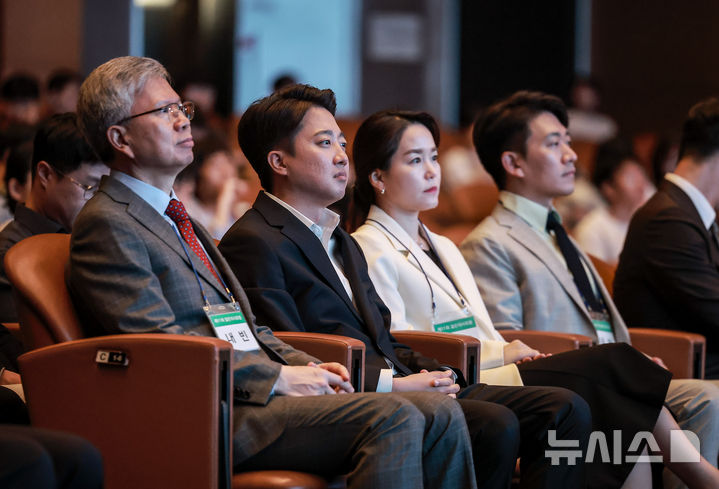 [서울=뉴시스] 정병혁 기자 = 17일 서울 강남구 코엑스에서 열린 2025 젊은의사포럼에 이준석 개혁신당 대통령 후보, 김택우 대한의사협회장 등 참석자들이 자리에 앉아있다. 2025.05.17. jhope@newsis.com