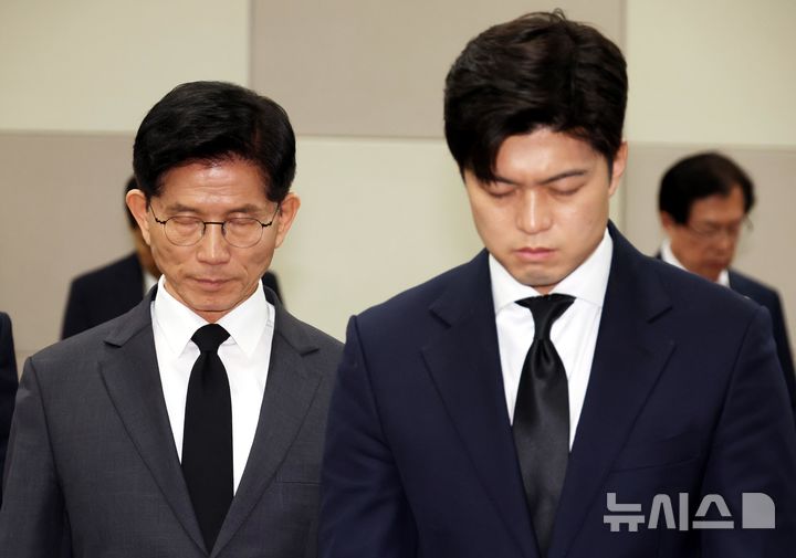 [광주=뉴시스] 조성봉 기자= 김문수 국민의힘 대선후보와 김용태 비상대책위원장이 17일 광주 서구 김대중컨벤션센터에서 열린 중앙선거대책위원회 현장회의에서 묵념을 하고 있다. 2025.05.17. suncho21@newsis.com