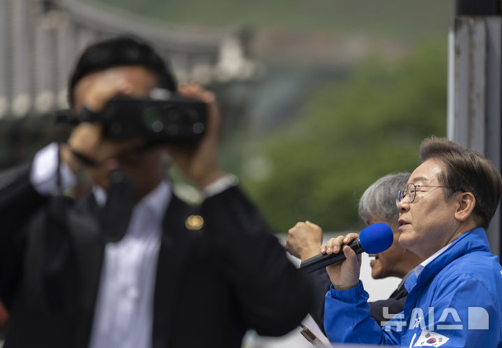 [나주=뉴시스] 조성우 기자 = 이재명 더불어민주당 대선후보가 17일 전남 나주시 금성관 앞에서 열린 유세에서 연설하는 동안 경호 관계자들이 사주를 경계하고 있다. (공동취재) 2025.05.17. photo@newsis.com