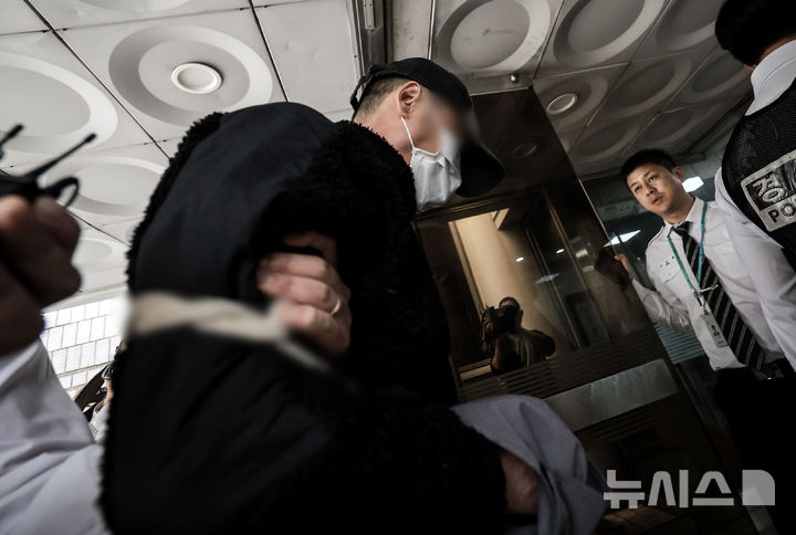 [서울=뉴시스] 정병혁 기자 = 잉글랜드 프로축구 프리미어리그 토트넘 홋스퍼 주장 손흥민을 상대로 허위 임신을 주장하며 금품을 요구한 혐의를 받는 40대 남성 윤 모 씨가 17일 서울 서초구 서울중앙지방법원에서 열린 영장실질심사에 출석하고 있다. 2025.05.17. jhope@newsis.com