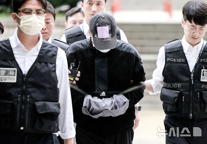 [서울=뉴시스] 정병혁 기자 = 잉글랜드 프로축구 프리미어리그 토트넘 홋스퍼 주장 손흥민을 상대로 허위 임신을 주장하며 금품을 요구한 혐의를 받는 40대 남성 윤 모 씨가 17일 서울 서초구 서울중앙지방법원에서 열린 영장실질심사에 출석하고 있다. 2025.05.17. jhope@newsis.com