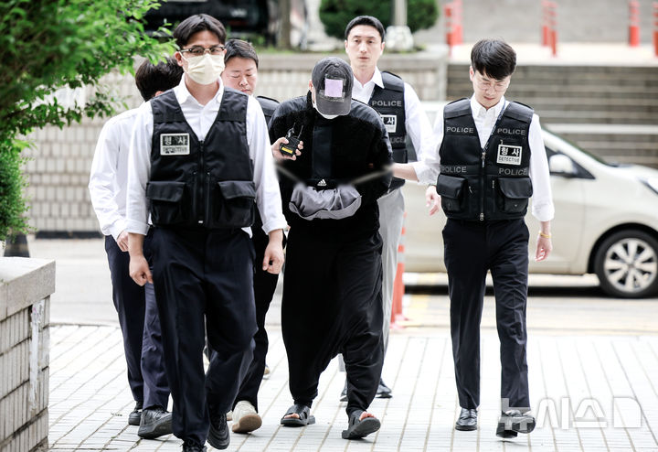 [서울=뉴시스] 정병혁 기자 = 잉글랜드 프로축구 프리미어리그 토트넘 홋스퍼 주장 손흥민을 상대로 허위 임신을 주장하며 금품을 요구한 혐의를 받는 40대 남성 윤 모 씨가 17일 서울 서초구 서울중앙지방법원에서 열린 영장실질심사에 출석하고 있다. 2025.05.17. jhope@newsis.com