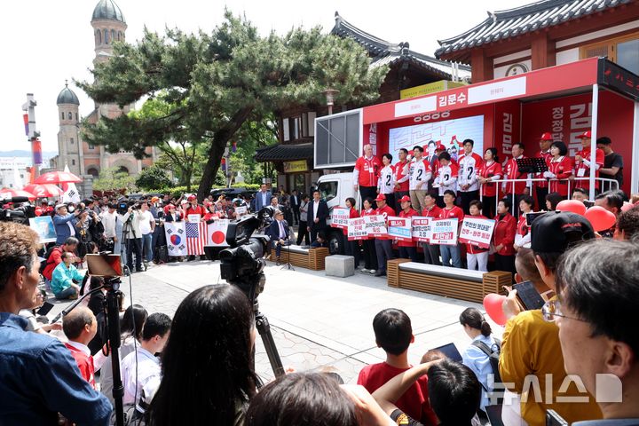 [전주=뉴시스] 조성봉 기자 =  김문수 국민의힘 대선후보가 17일 전북 전주시 완산구 전동성당 인근에서 공약발표 및 유세를 하고 있다. 2025.05.17. suncho21@newsis.com